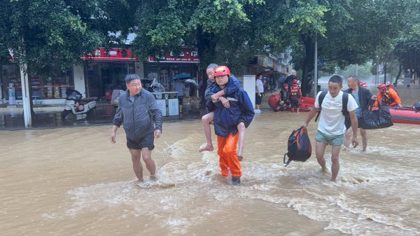 融合配资 贵州榕江遭遇洪水所有学校停课  多部门连夜参与救援抢险_大皖新闻 | 安徽网