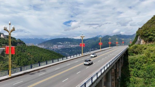 鑫月配 巴东：旗映峡江红 盛装迎国庆